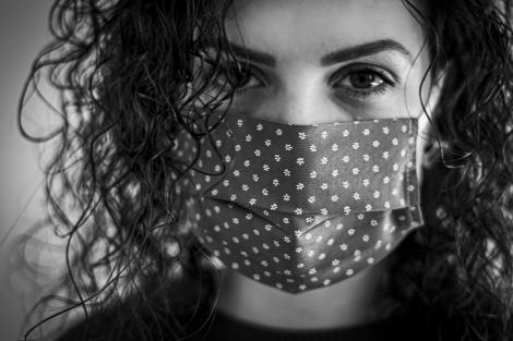 Măștile textile pot încetini răspândirea coronavirusului, dar nu oferă protecție purtătorului. Poziția oficială în controversa care împarte România