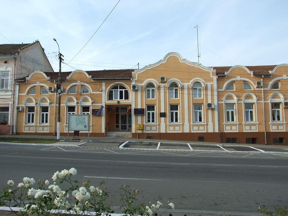 &Icirc;n oraşul Buziaş din judeţul Timiş, acoperirea nasului şi a gurii devine obligatorie/ Amenda pentru nerespectarea deciziei este 100 de lei