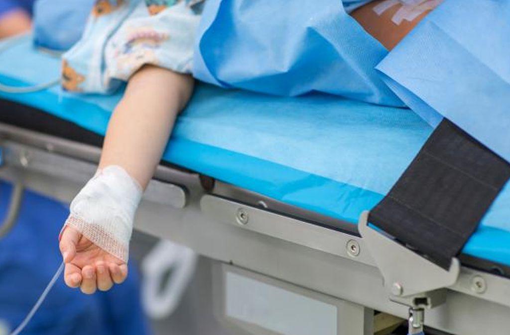 Asistentă de la Spitalul Județean din Deva, &icirc;n stare gravă, după ce a fost scuipată de o bolnavă cu noul coronavirus: &rdquo;Și-a ieșit din minți, a devenit violentă!&rdquo;