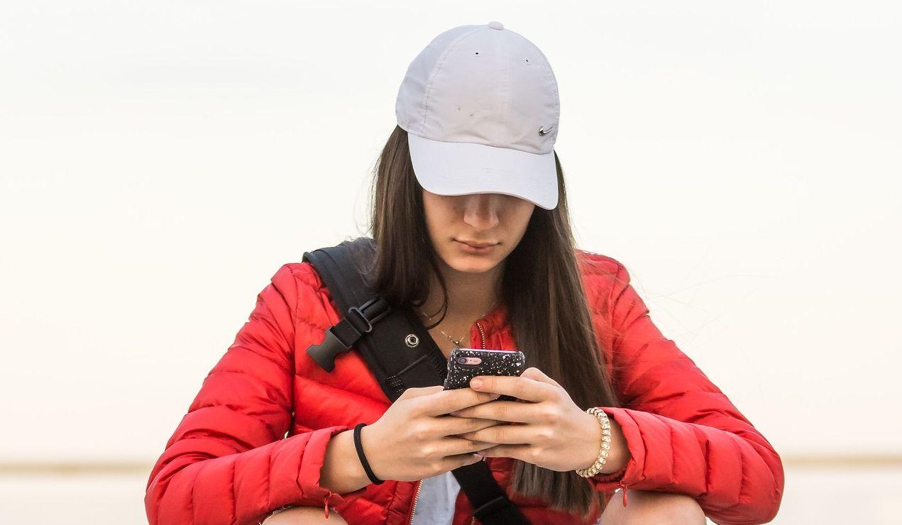 Adolescentă de 16 ani, traumatizată după ce a căzut &icirc;n plasa unui t&acirc;năr de 25 de ani. A fost șantajată cu pozele intime pe care i le-a trimis