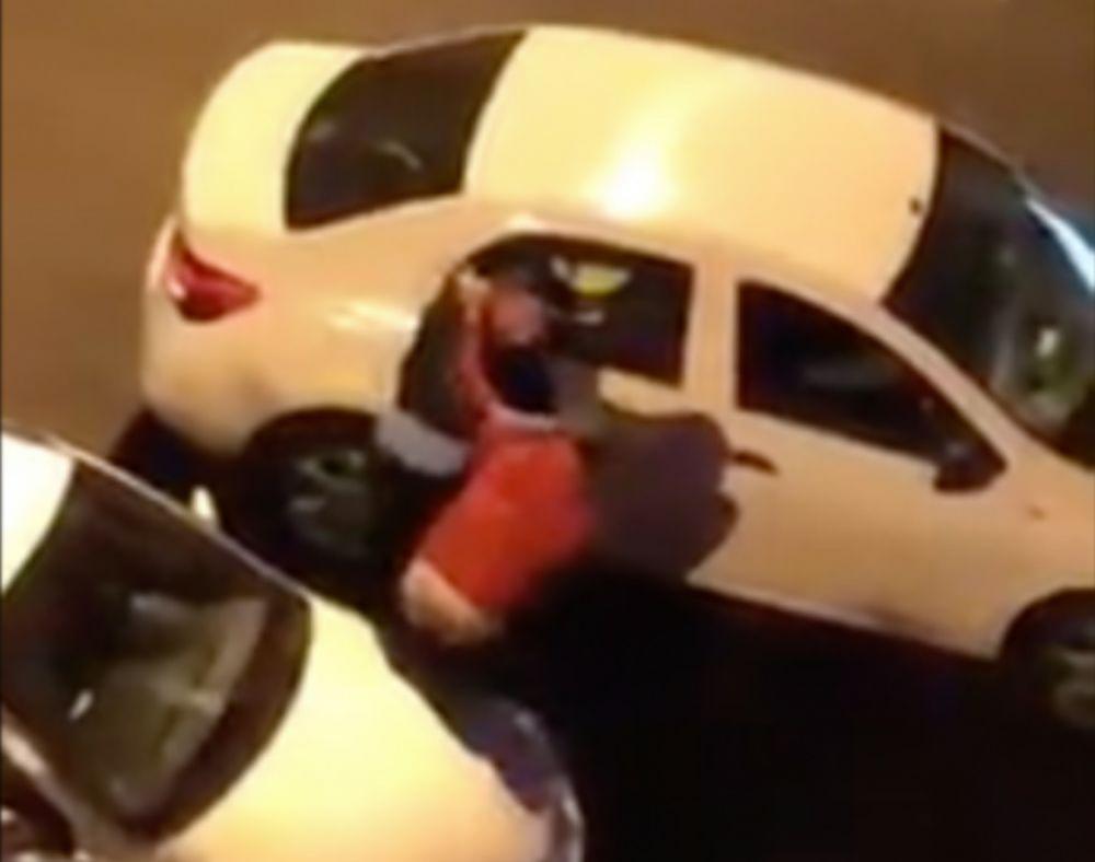 Polițiști din Capitală filmați &icirc;n timp ce loveau doi tineri. Sindicatul Europol: Alta este realitatea din spatele imaginilor &bdquo;scandaloase"! (VIDEO)