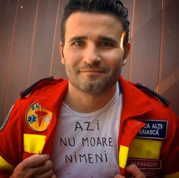 "Femeia striga, printre lacrimi. Făcuse un atac de panică. A luat-o de m&acirc;nă și i-a spus: Azi nu moare nimeni!" El este Cosmin și e paramedic la SMURD
