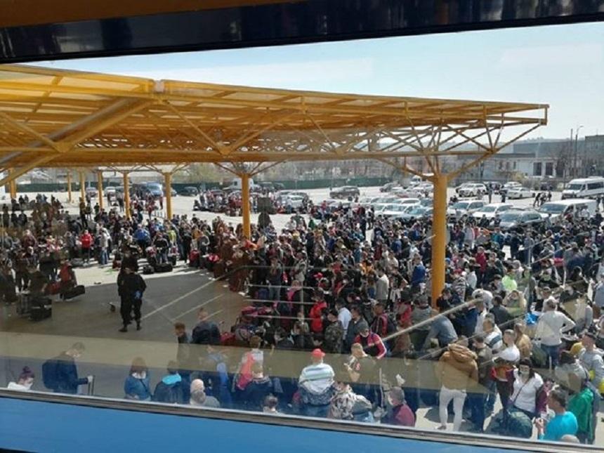 Aglomeraţie pe Aeroportul din Cluj - Peste 1.000 de rom&acirc;ni care vor să plece la muncă &icirc;n Germania stau &icirc;nghesuiţi, fără a respecta niciuna dintre restricţiile impuse de autorităţi pentru a preveni infectarea cu coronavirus