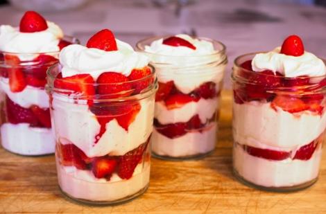 Cum poți pregăti cel mai simplu și rapid desert la pahar cu căpșuni