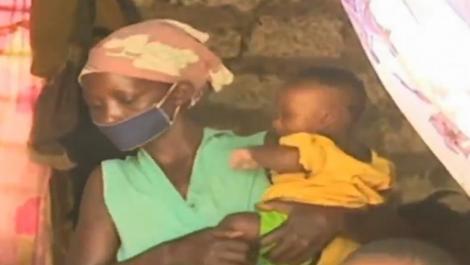 A pus la fiert pietre pentru copiii ei, în speranța că vor adormi, cu gândul că urmează să mănânce! „Am pierdut tot, din cauza pandemiei de coronavirus” - VIDEO