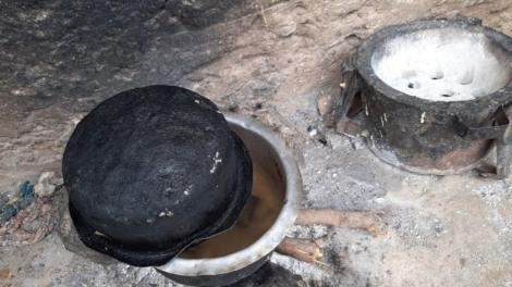 Kenya - O văduvă care încerca să îşi amăgească copiii gătind pietre primeşte ajutor după ce cazul ei a fost mediatizat