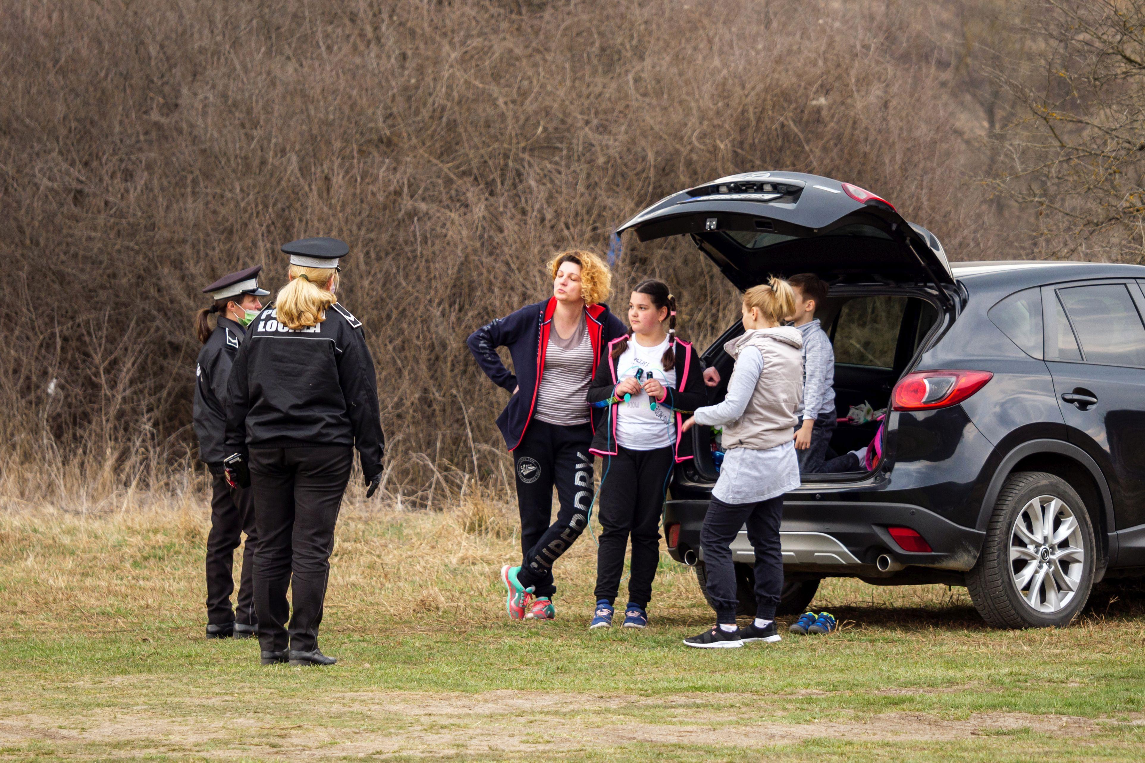 Mai mulți rom&acirc;ni din județul Olt, ieșiți pe stradă de 1 Mai, au primit o amendă record. Suma e uriașă!