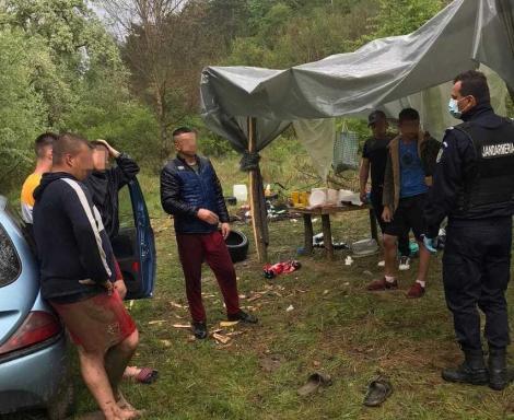 Imagini virale în Alba! Mai mulți tineri au făcut grătar pe malul râului Mureş și și-au montat corturi ca să fie "ca acasă"
