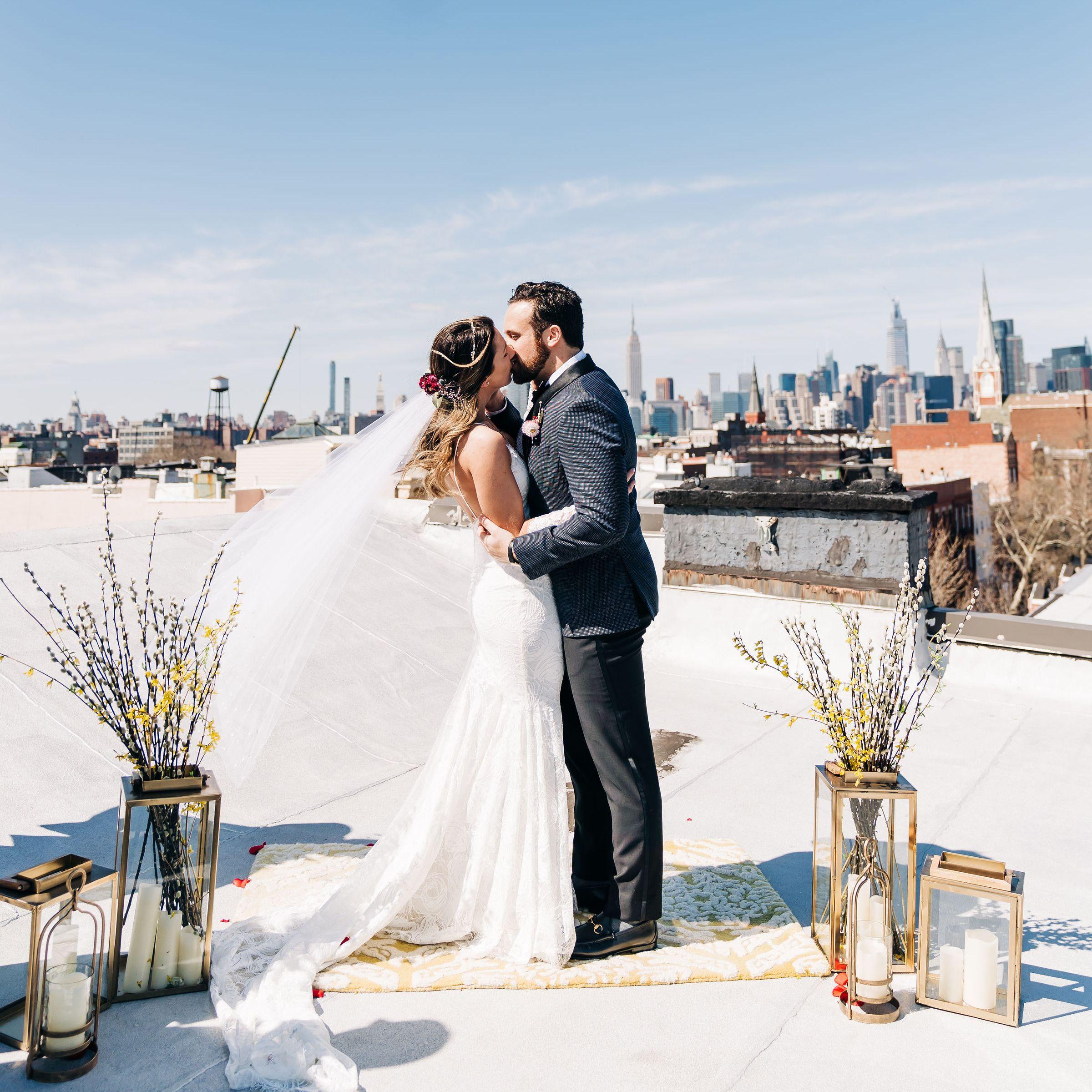 Ce se &icirc;nt&acirc;mplă cu nunțile, botezurile și &icirc;nmorm&acirc;ntările după 15 mai, c&acirc;nd intrăm &icirc;n stare de alertă. C&acirc;te persoane vor putea participa la astfel de evenimente&nbsp;