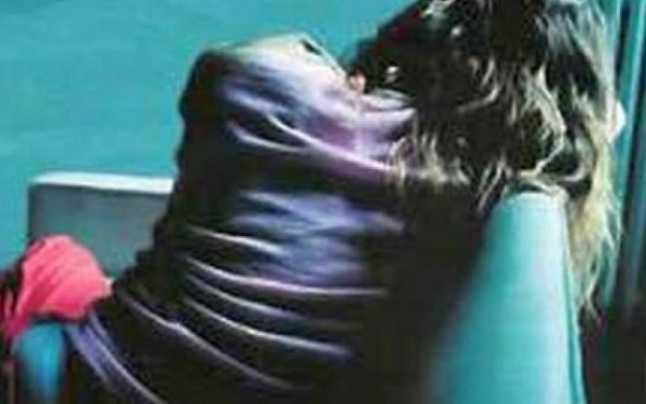 Lovită cu pumnii, picioarele și o coadă de topor. Un soț și-a snopit &icirc;n bătaie soția, &icirc;n timpul unei crize de gelozie&nbsp;