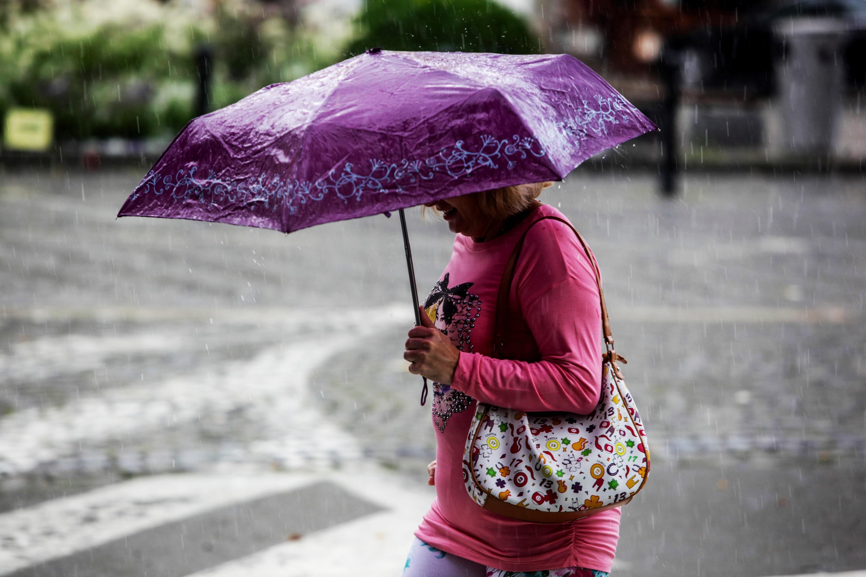 Se strică vremea, &icirc;n aproape toată țara. ANM anunță ploi torențiale, grindină și furtuni. Care sunt cele mai afectate zone