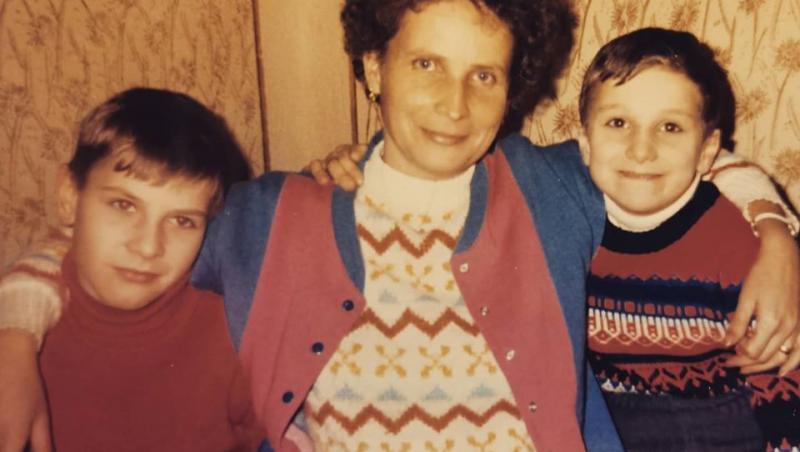 Dani Otil cu mama și fratele lui, în copilărie