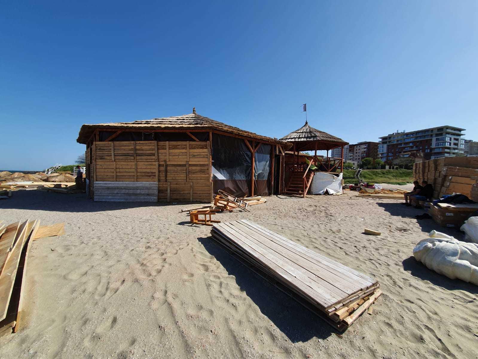 Trei operatori au fost amendaţi cu c&acirc;te 35.000 de lei pentru că nu au dezafectat construcţiile ridicate ilegal pe plaja din Constanţa