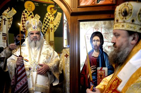 BOR nu vrea să folosească lingurițe de unică folosință. Patriarhul Daniel, decizie sfidătoare privind împărtășania credincioșilor