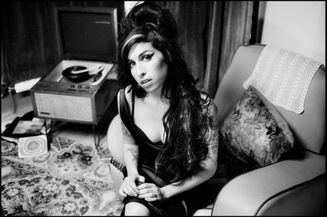 Pantofi purtaţi de Amy Winehouse, versuri scrise de mână de Bono şi Annie Lennox, scoase la licitaţie în scop caritabil