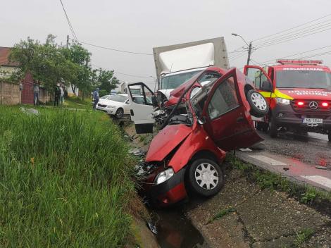 Argeş: Două persoane au murit, după ce două maşini s-au ciocnit pe DN7; un al treilea autoturism a ieşit în afara carosabilului, încercând să evite impactul