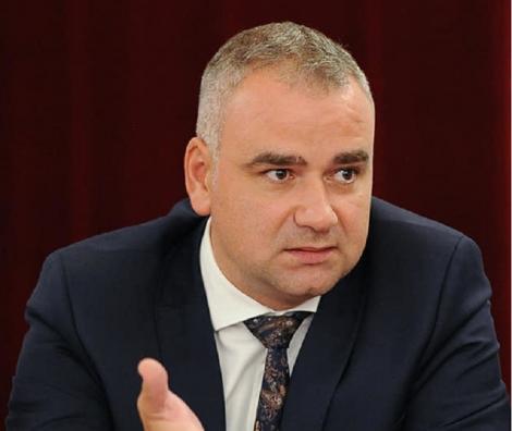 Un deputat de Iaşi îi cere edilului Mihai Chirica să renunţe la plantarea de panseluţe şi să decidă investiţiile prioritare pentru oraş, în contextul scăderii încasărilor la buget