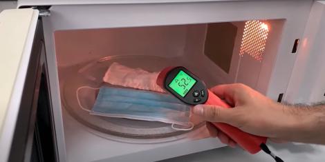 Cum putem steriliza masca de protecție? Ce se întâmplă dacă o pui în cuptorul cu microunde? Temperatura la care „moare” COVID-19 - VIDEO