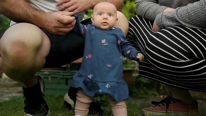 O fetiță a &icirc;nvățat să stea &icirc;n picioare la doar două luni. Părinții ei, șocați: &rdquo;Ne-am dat seama că e foarte puternică de c&acirc;nd am plecat din spital!&rdquo;&nbsp;