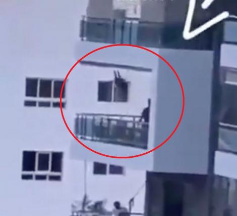 Un tată, filmat în timp ce își dădea fiica în leagăn, pe balcon, peste balustradă, la etajul OPT! „I-a riscat viața!” - VIDEO