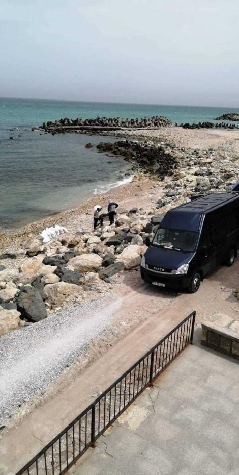 Două persoane au fost surprinse în timp ce umpleau saci cu nisip de pe plaja din Eforie Sud şi îi încărcau într-o maşină