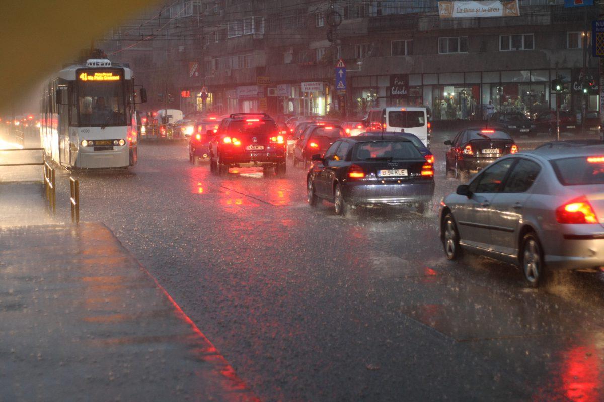 Aproape toată țara, inclusiv Capitala, sub avertizare de vreme rea. ANM anunță ploi torențiale și vijelii, de marți seara