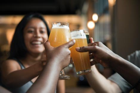 Val de scumpiri: Cât va ajunge să coste o bere la terasă? Ce măsuri vor lua patronii pentru a recupera din pierderi