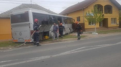 Accident cumplit, în Timiș! Un autobuz a intrat într-o casă în care se aflau două persoane cu dizabilităţi - VIDEO