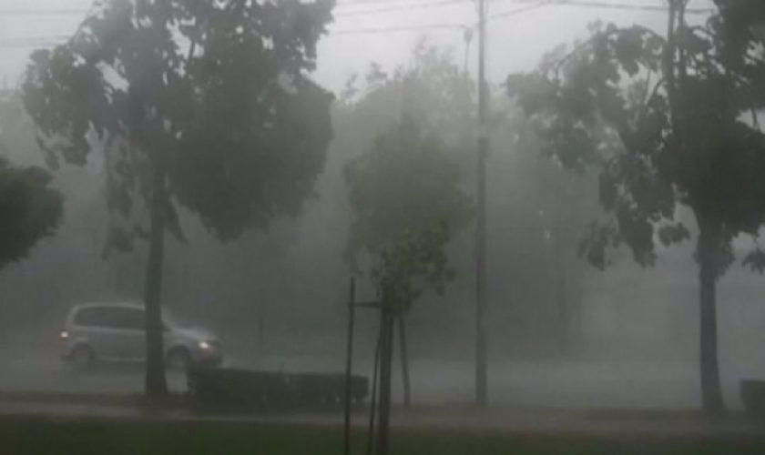 Ploi torențiale, vijelii și grindină, &icirc;n mai multe zone din țară, inclusiv &icirc;n București. Zonele &icirc;n care e cod portocaliu de vreme rea