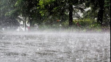 Meteorologii, avertisment de vreme rea. Ploi torențiale și temperaturi scăzute, în următoarele ore, în București și în alte zone din țară