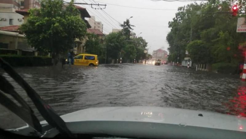 Imagine din Târgu-Jiu, după o ploaie torențială