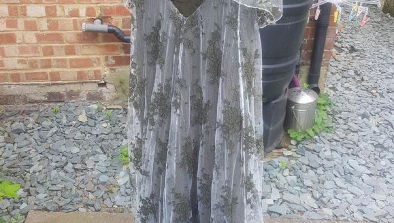 O femeie și-a transformat rochia de mireasă într-o ținută de zi cu zi