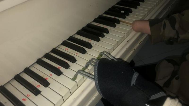 Nu are mâini, dar cântă la pian, la 14 ani! „Un psihoterapeut mi-a spus că e imposibil, dar eu nu m-am lăsat!”