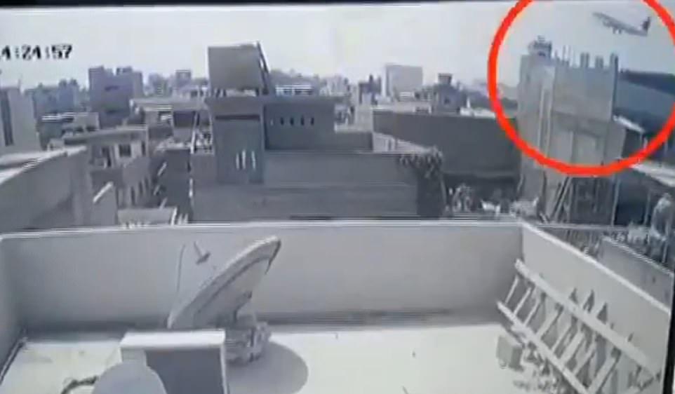 Momentul prăbușirii avionului din Pakistan, suprins de o cameră de supraveghere. Mărturisirile dramatice ale unui supraviețuitor: &rdquo;Auzeam țipete din toate direcțiile!&rdquo; Cel puțin 90 de oameni au murit