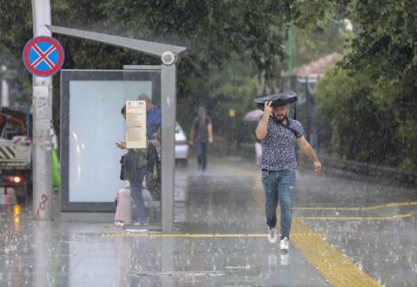 Vremea continuă să facă ravagii. Ploi torențiale și furtuni, în mai multe zone din țară, în următoarele ore. Care sunt regiunile afectate