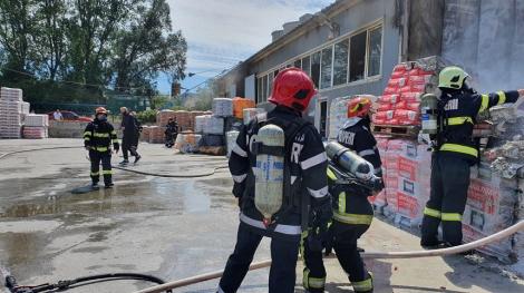 Incendiu la o hală de materiale de construcţii din Constanţa. Un pompier a fost rănit - FOTO