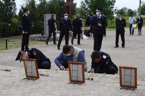 Victimele exploziei de la Mihaileşti, de acum 16 ani, comemorate în condiţiile impuse de starea de alertă - FOTO