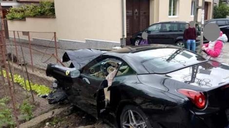 Mașină de lux, în valoare de zeci de mii de euro, distrusă într-un accident rutier pe Transalpina. Gafa uriașă făcută de șoferul bolidului
