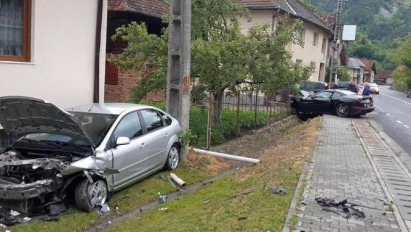 Mașină de lux, în valoare de zeci de mii de euro, distrusă într-un accident rutier pe Transalpina. Gafa uriașă făcută de șoferul bolidului