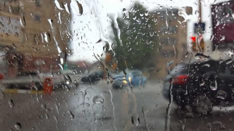 Ploi, descărcări electrice, vijelii şi grindină, de luni la prânz, în cea mai mare parte a ţării