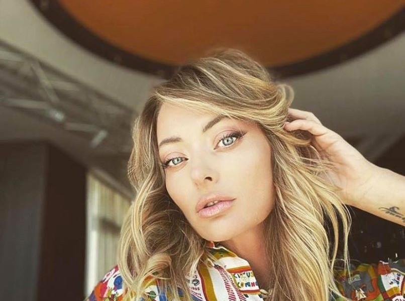 Te HIPNOTIZEAZĂ! Delia, o fetiță superbă &icirc;n copilărie! Imaginile care i-au adus zeci de complimente. O recunoşti? | VIDEO