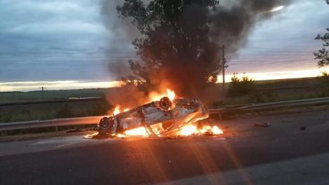 Imagini desprinse din filmele SF, pe autostrada A2. O mașină a ars minute bune, pe banda de urgență: Două persoane se aflau în autoturism
