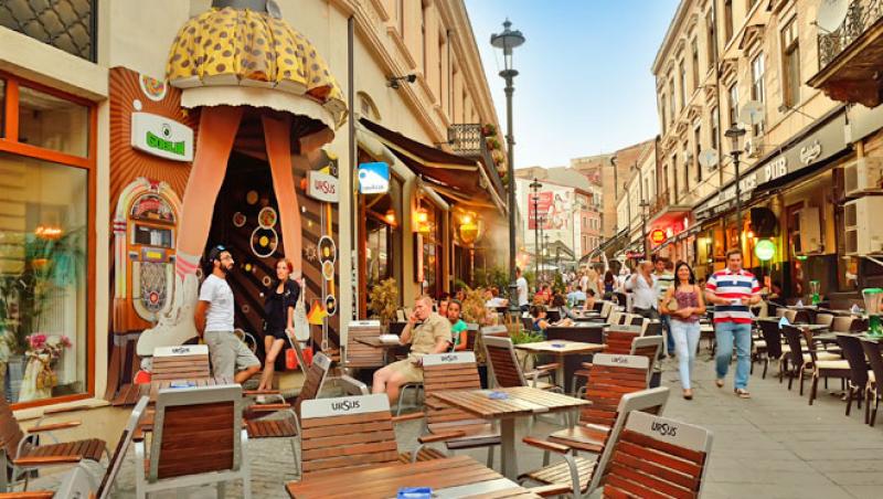 Terasele și restaurantele ar urma să se redeschidă în iunie. Foto din Centrul Vechi, București