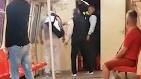 Scandal la metrou, în Capitală. Doi indivizi,  la un pas de a-l bate pe mecanicul trenului, după ce-i deschid ușa de la cabină - VIDEO