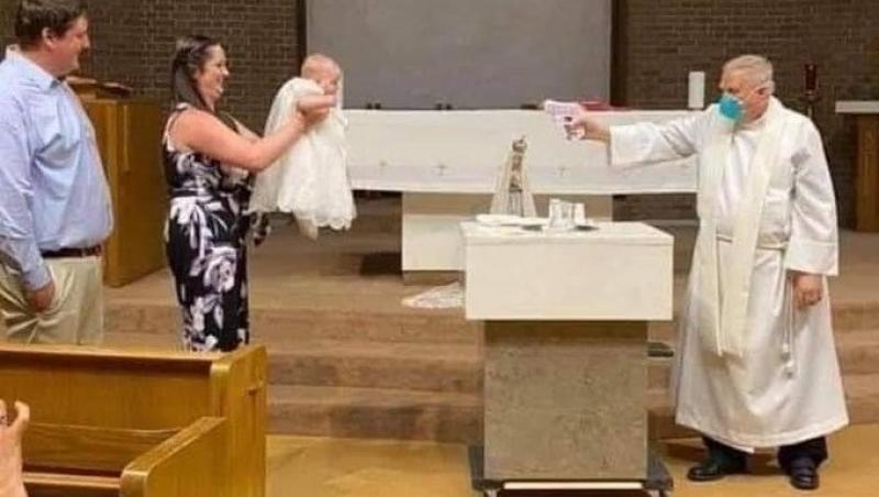 Bebeluș botezat în plină pandemie! Familia habar n-avea cum „modificase” preotul slujba