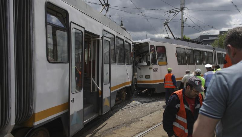 Ultimă oră. Primele imagini cu accidentul din Capitală, unde două tramvaie s-au ciocnit. Nouă persoane au fost rănite