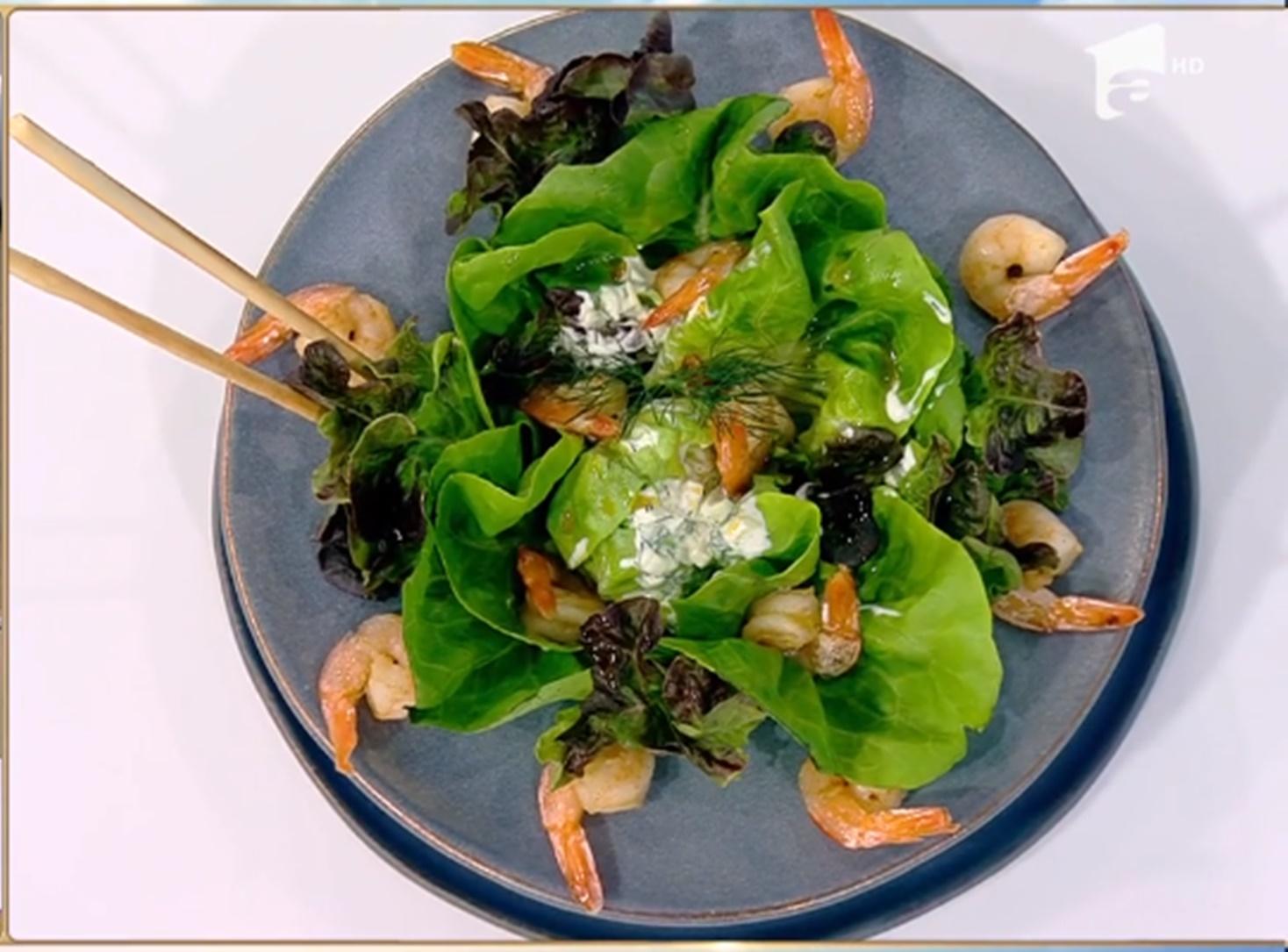 Rețetă simplă, dar delicioasă de salată verde cu creveți și sos de iaurt - Rețeta lui Vlăduț