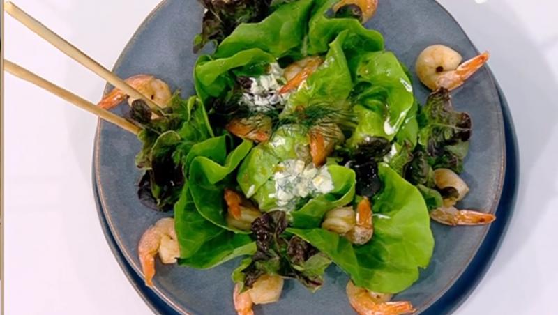 Salată verde cu creveți și sos de iaurt
