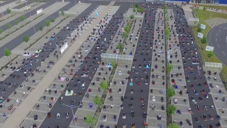 Moment uimitor! Sute de musulmani s-au rugat &icirc;ntr-o parcare din Germania. Care sunt motivele pentru care au ales acest loc