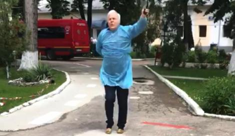 Viral! Un bătrân vindecat de coronavirus dansează hore și sârbe, în curtea spitalului din Gorj, la externare: "Covide, te-am învins!"